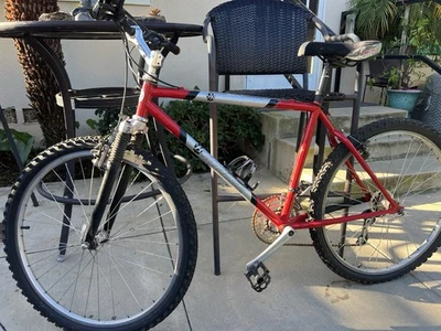 Bicicleta de montaña Bontrager O de colección de principios de los 90. Tiene neumáticos de 26 pulgadas y 21 velocidades Foto 1 de 3