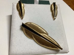 Monet Black Enamel Brushed Gold Tone Pin & pierced Earrings Set Vtg. Free Ship - Picture 1 of 6