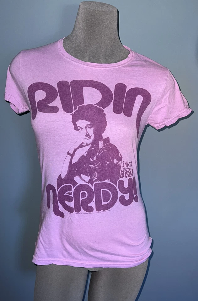 Camiseta Saved By The Bell Screech “Ridin Nerdy” Juniors Rosa Púrpura Talla Pequeña Foto 1 de 4