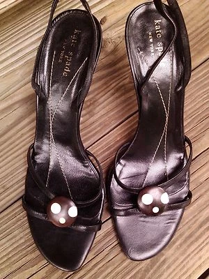 Kate Spade Negro Cuero Puntera Abierta Eslinga Trasera Madera Botón Perla Tacón Zapatos 9 N Foto 1 de 4