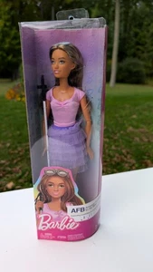 Barbie Fashionistas Bambola Cieca Multicolore Stili Trendy con Bastone e Accesso... - Foto 1 di 3