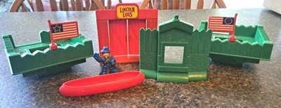 Figura y canoa Lincoln Logs Fort verde rojo piezas y piezas de plástico de repuesto  Foto 1 de 4