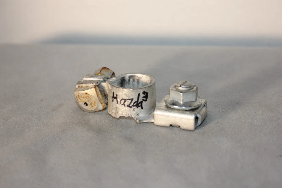 Mazda 3 2010-2013 terminal positivo batería poste abrazadera Foto 1 de 2