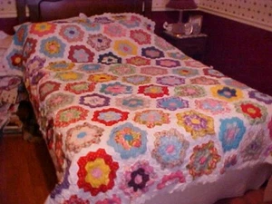 FLOWER GARDEN HANDMADE QUILT, MULTICOLORED  DESIGN, NEEDS A BINDING - Picture 1 of 7