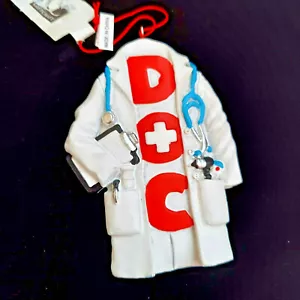 Giftcraft Decorazione Natalizia Doc Doctor Bianco Laboratorio Cappotto Stetoscopio Resina Nuovo con etichette - Foto 1 di 8