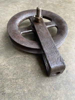 Ancienne  poulie en fer et fonte - Photo 1/4