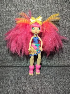 Muñeca Cave Club Emberly Pelo Rosa - Posable Muñeca de Moda Prehistórica - Imagen 1 de 14