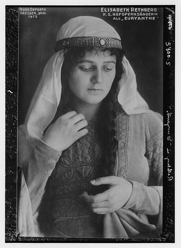 VETEMENTS Elisabeth Rethberg Euryanthe costumi spettacoli copricapi servizio notizie bagno