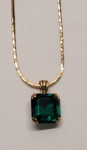 VTG Avon Necklace with Faux Square Emerald Pendant Gold Tone Chain EXCELLENT 16" - Picture 1 of 6