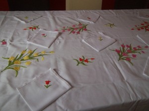 Nappe Vintage Brodée Main Motif Floral Noir Et Multicolore Taille 68x55 Pouces France