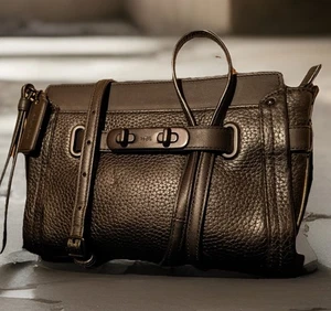 Coach Swagger Umhängetasche schwarz genarbtes Leder Handgelenktasche - #53032 - Bild 1 von 14