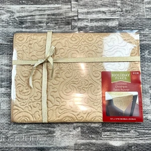 Winter Holiday Place Weihnachten Tischläufer 14”x72” Gesteppt Gold mit Quaste NEU - Bild 1 von 4