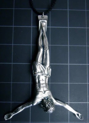 Collana Crocifisso Invertito Nuova Ciondolo Gesù Capovolto GIGANTE 5 1/2" Satanica - Immagine 1 di 4