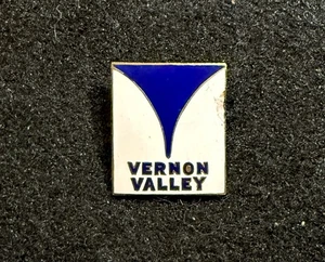 VERNON VALLEY (Lost Name) ‘Chipped’ Ski Pin NEW JERSEY Travel Lapel Souvenir - Picture 1 of 3