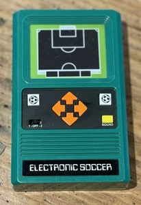 Vintage Mattel Hand-Held ELECTRONIC SOCCER Spiel GRÜN funktioniert! - Bild 1 von 5