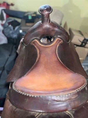 Crates 15” Western Roping Saddle 420, good condition, beautiful mahogany color  - Image 1 of 4