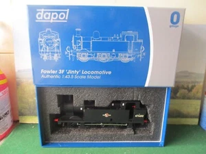 DAPOL O GAUGE 3F JINTY TANK LOCO NO.47680 LATE CREST. CAT NO. 7S-026-012 - Foto 1 di 1