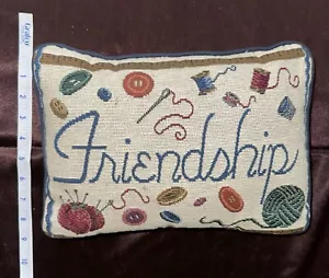 Almohada de amistad Almohada de punta de aguja 12"x9" Botón Pin Costura Acolchado Amigos - Imagen 1 de 3