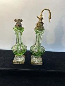 Botellas de perfume verde bohemio cortadas a transparentes, par con soportes de latón con joyas - Imagen 1 de 24