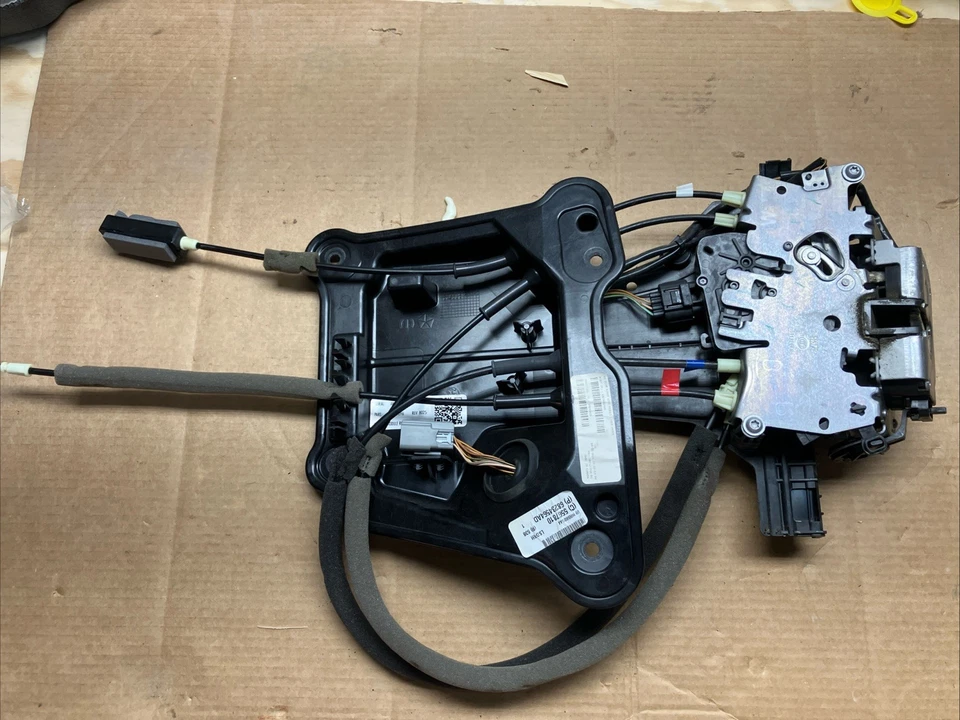 Actuador de pestillo de cerradura de puerta corredera izquierda trasera Chrysler Pacifica 17-23 68234565AG OEM Foto 1 de 4