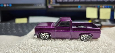 HOT WHEELS PERSONALIZADO 83 CHEVY SILVERADO EN MORADO CON PILOTOS REALES Foto 1 de 4