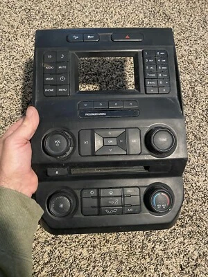 Moldura de controle climático estéreo rádio Ford F150 fabricante de equipamento original 2015-2018 tela pequena - Imagem 1 de 4