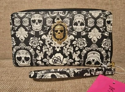 Muñequera billetera de cuero sintético blanco y negro Betsey Johnson calaveras rosas y corazones Foto 1 de 4