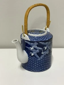 Japanische blau-weiße Keramik Teekanne mit Deckel & Bambusgriff Kraniche - Bild 1 von 16