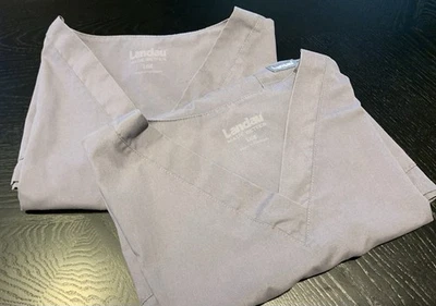 Lote de 2 uniformes médicos Landau Scrub Tops L cinza e lavanda gola V - Imagem 1 de 4