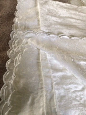 SFERRA BROS COLECCIÓN EUROPEA EDREDÓN DAMASCO BLANCO CON BORDES FESTONEADOS FULL QUEEN  Foto 1 de 4