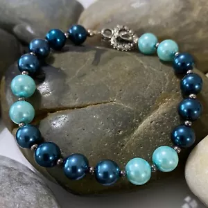 Pulsera artesanal de agua dulce gasolina y perlas azul claro con plata de ley - Imagen 1 de 3