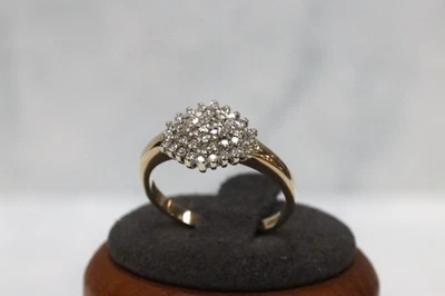 Anillo con racimo de diamantes de oro amarillo de 9 quilates - talla O - sello del Reino Unido Foto 1 de 4