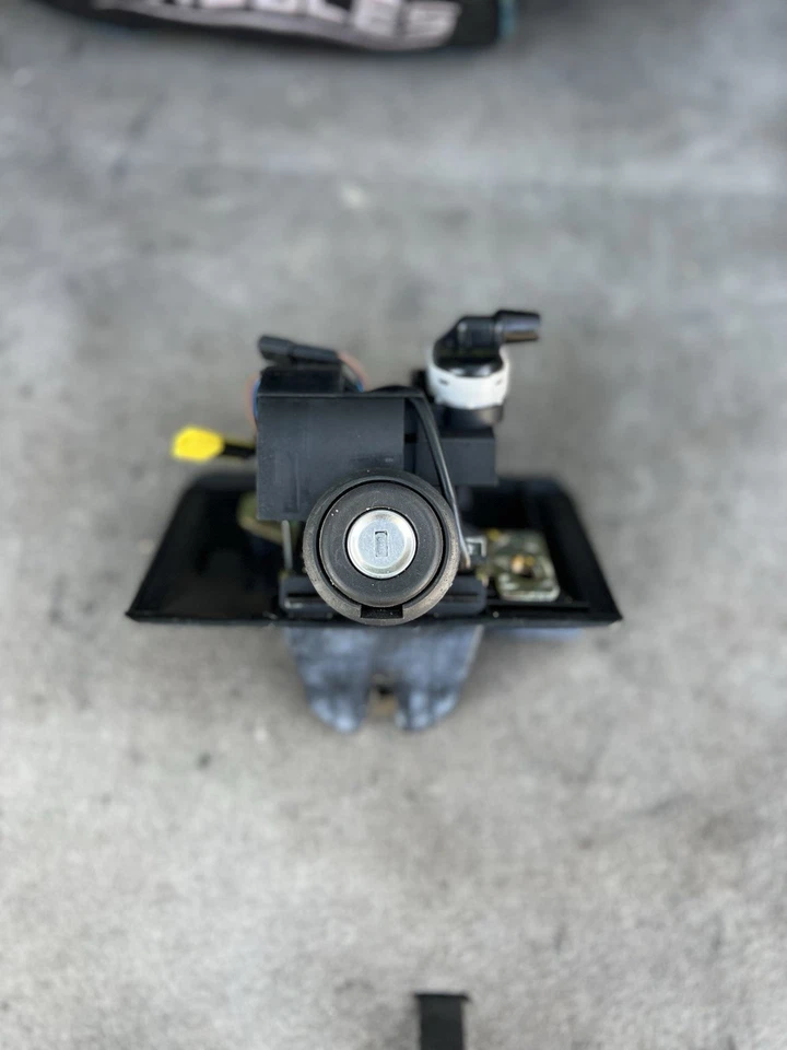 96-03 Mercedes W202 C280 C230 E320 CLK430 Rear Trunk Lid Lock Latch Cylinder OEM - Image 1 of 4