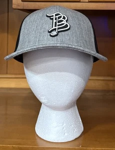 Sombrero de camionero de golf Bills de marca gris y negro de goma y logotipos bordados SnapBack - Imagen 1 de 5