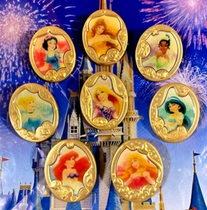 👑 Juego de 8 prendedores con marco dorado de princesas Disney - 8 prendedores retrato de princesas Disney - Imagen 1 de 2