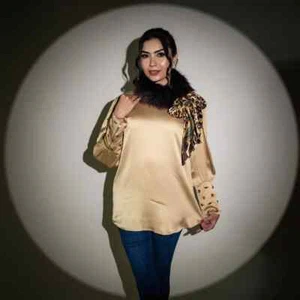 Camisa satinada de cuello alto de manga larga para mujer looks elegantes e informales - Imagen 1 de 5