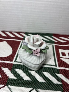 Vintage Keramik Schmuck in Herzform, Schmuckschatulle mit erhabenen Rosen - Bild 1 von 6