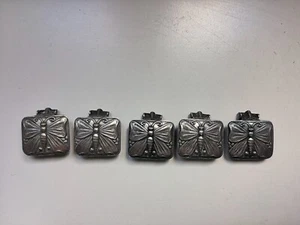Ancien lot 5 boutons boucles de chaussures métal argenté Art Nouveau papillons - Picture 1 of 6