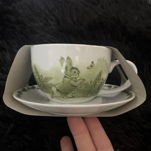 Taza de té Beatrix Potter Peter Rabbit con platillo inodoro verde nueva en paquete - Imagen 1 de 7