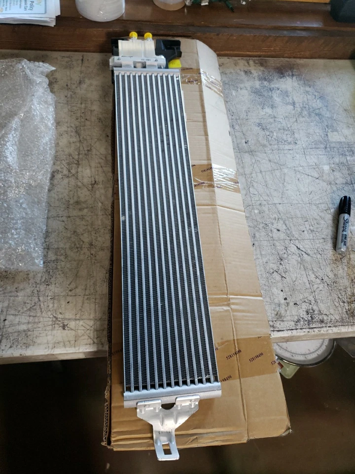 GM OEM 84023042 2016-20 Buick Envision Trans Fluido Enfriador Auxiliar Foto 1 de 4