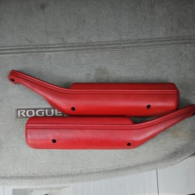 Chevrolet Corvette 1978-1982 C3 reposabrazos interior/tirador de puerta en rojo Foto 1 de 4