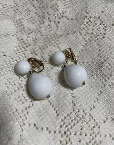 Pendientes con clip vintage Trifari con cuentas blancas en tono dorado TEH10-1 - Imagen 1 de 5
