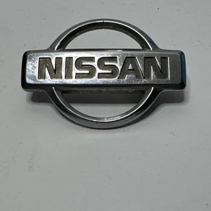 Nissan Altima Rogue Murano Quest grill emblem badge front grille OEM Genuine - Foto 1 di 1