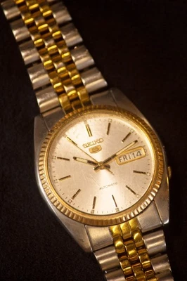Vintage Seiko 5 Automático 21 Joyas Resistente al Agua 1996 Oro y Plata Foto 1 de 4