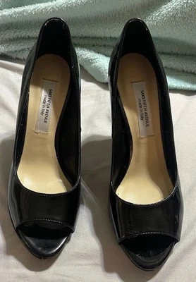 Ladies Saks Fifth Avenue Black Patent Leather Heeled Pumps 7 B made in Italy - Image 1 of 4