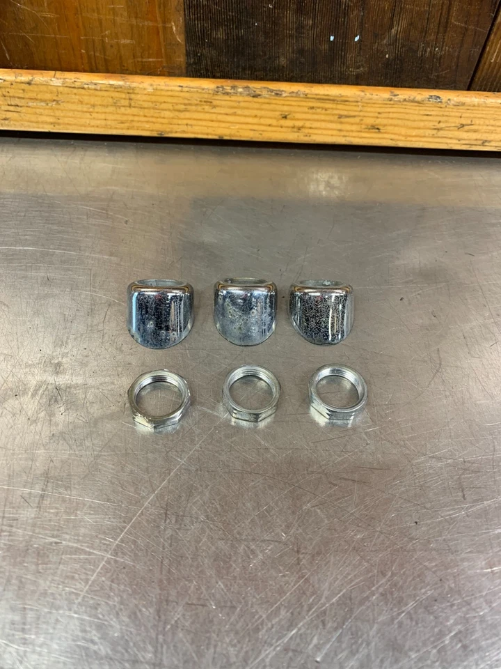 MG MGB • Conos de acabado de brazo limpiaparabrisas originales (x3) y tuercas. Usado.KMG1229 Foto 1 de 4