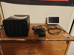 TerraMaster D8 Hybrid 8-Bay USB 3.2 Gen 2 RAID Enclosure - Photo 1/7