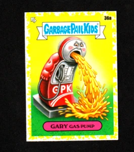 Cubo de basura Topps 2021 niños van de vacaciones "GARY GAS PUMP" #36a borde amarillo - Imagen 1 de 1