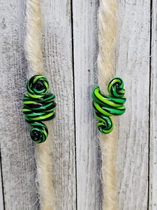 Juego de 2 cuentas de arcilla Rave con bloqueo de rasto activo UV espiral tentáculo verde amarillo 10 mm DIA - Imagen 1 de 6