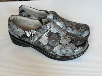 Suelas cerradas Klogs Mission 9M de cuero plateado antideslizantes sin marcas Foto 1 de 4